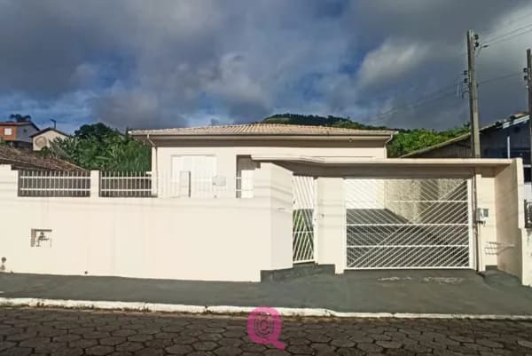 Casa com três dormitórios e suíte