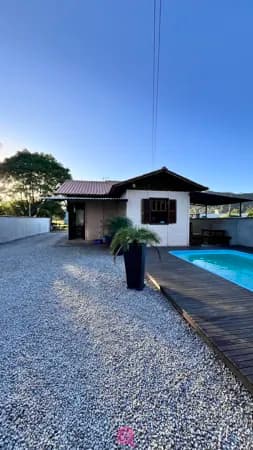 Casa com piscina no Bom Pastor