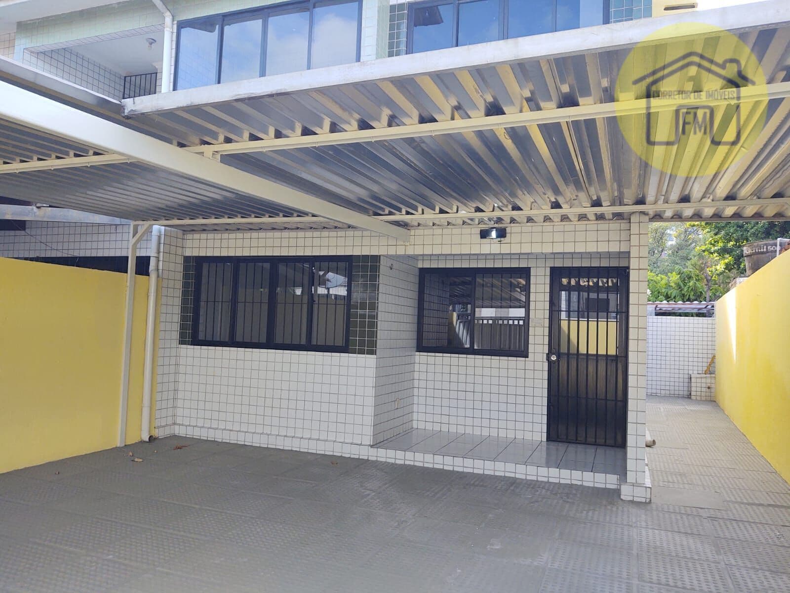 Vendo casa duplex com ampla entrada individual a 50m da praia em Casa Caiada, Olinda-PE.