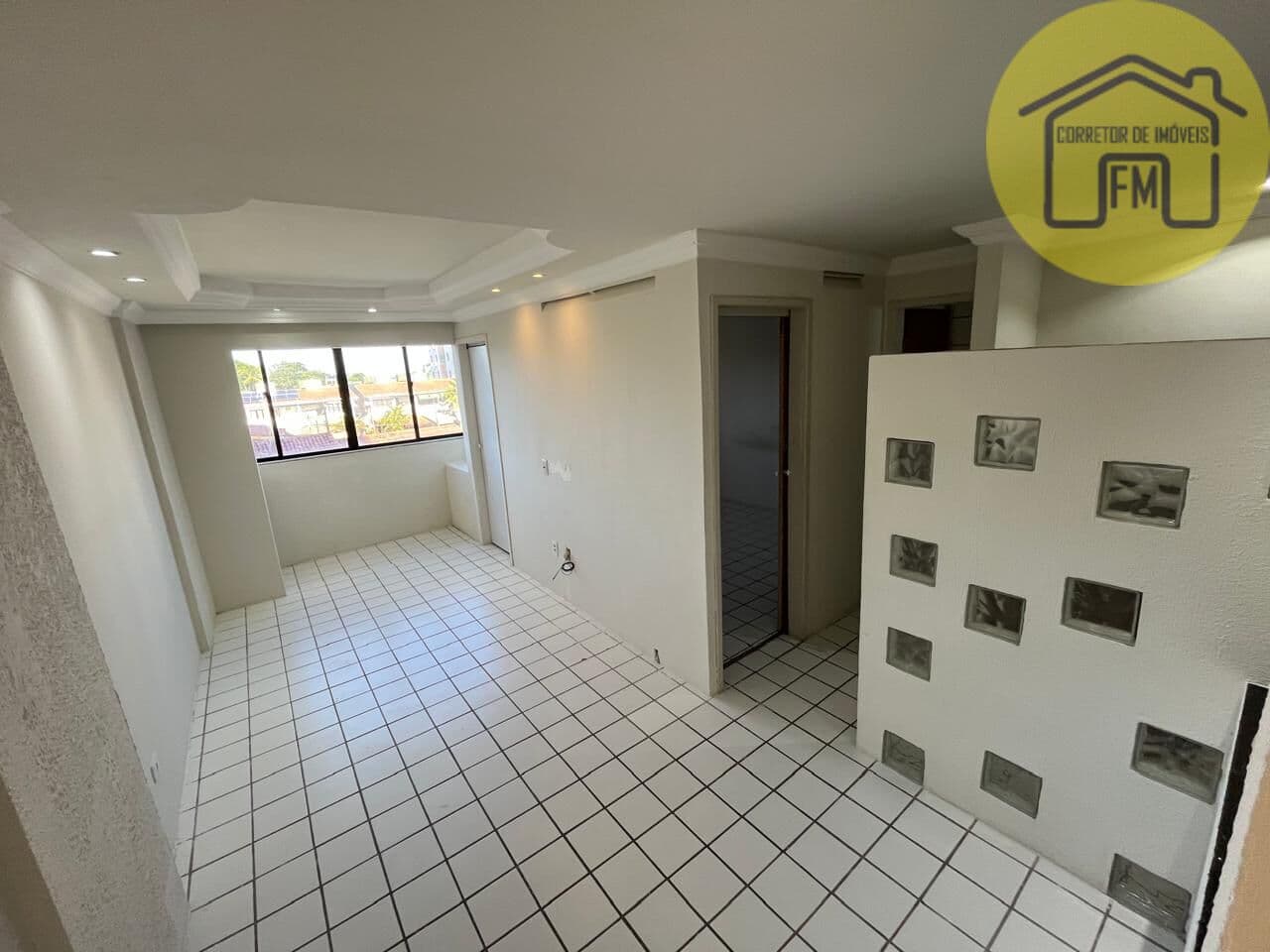 Apartamento a venda, nascente e localizado a 200 metros da praia de Casa Caiada, Olinda-PE
