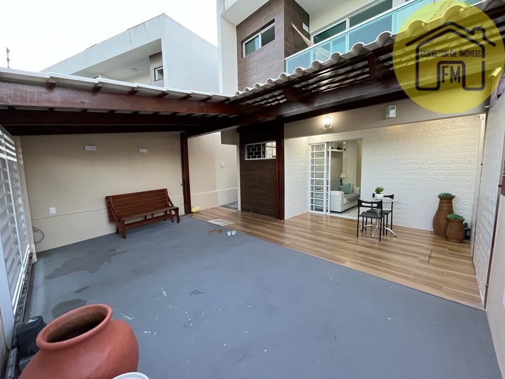 Excelente casa decorada, com amplo quintal em condomínio