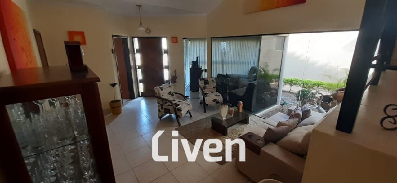 CASA À VENDA COM 3 DORMITÓRIOS, 300M²