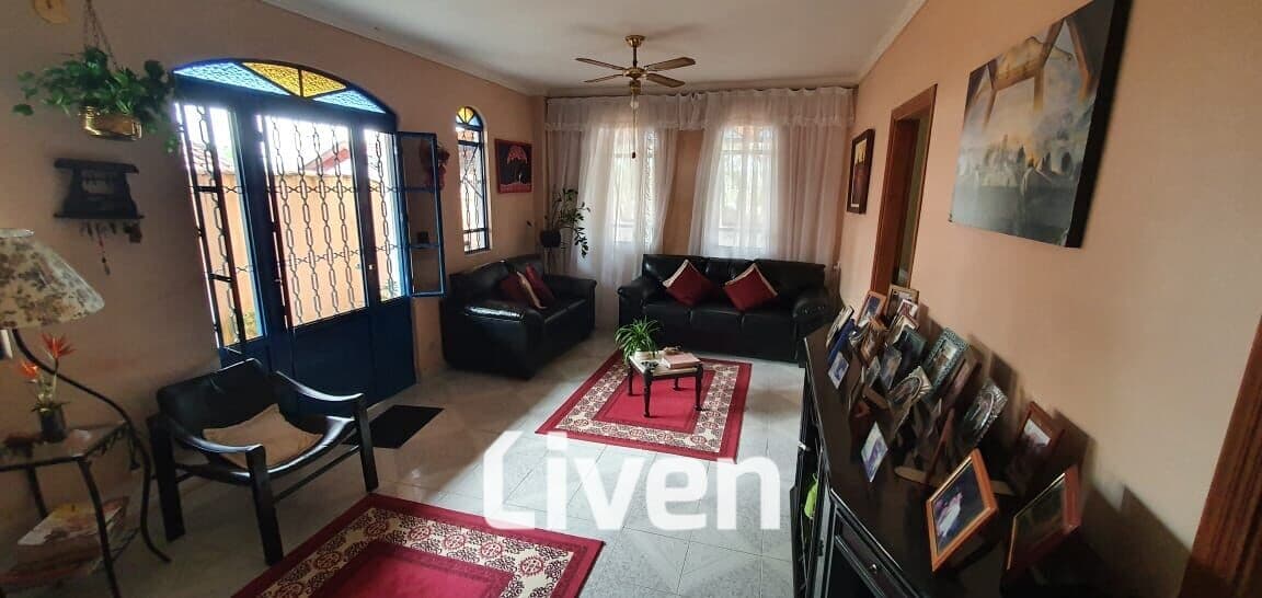 CASA À VENDA COM 3 QUARTOS, 280M²