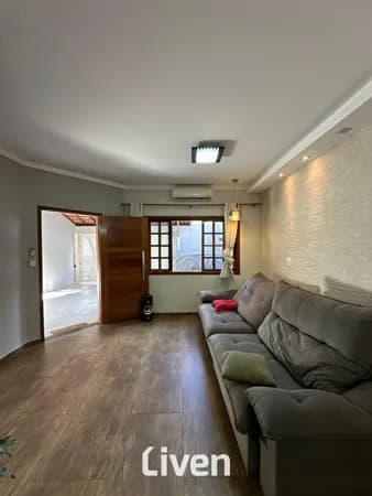 CASA À VENDA COM 3 QUARTOS, 145M²