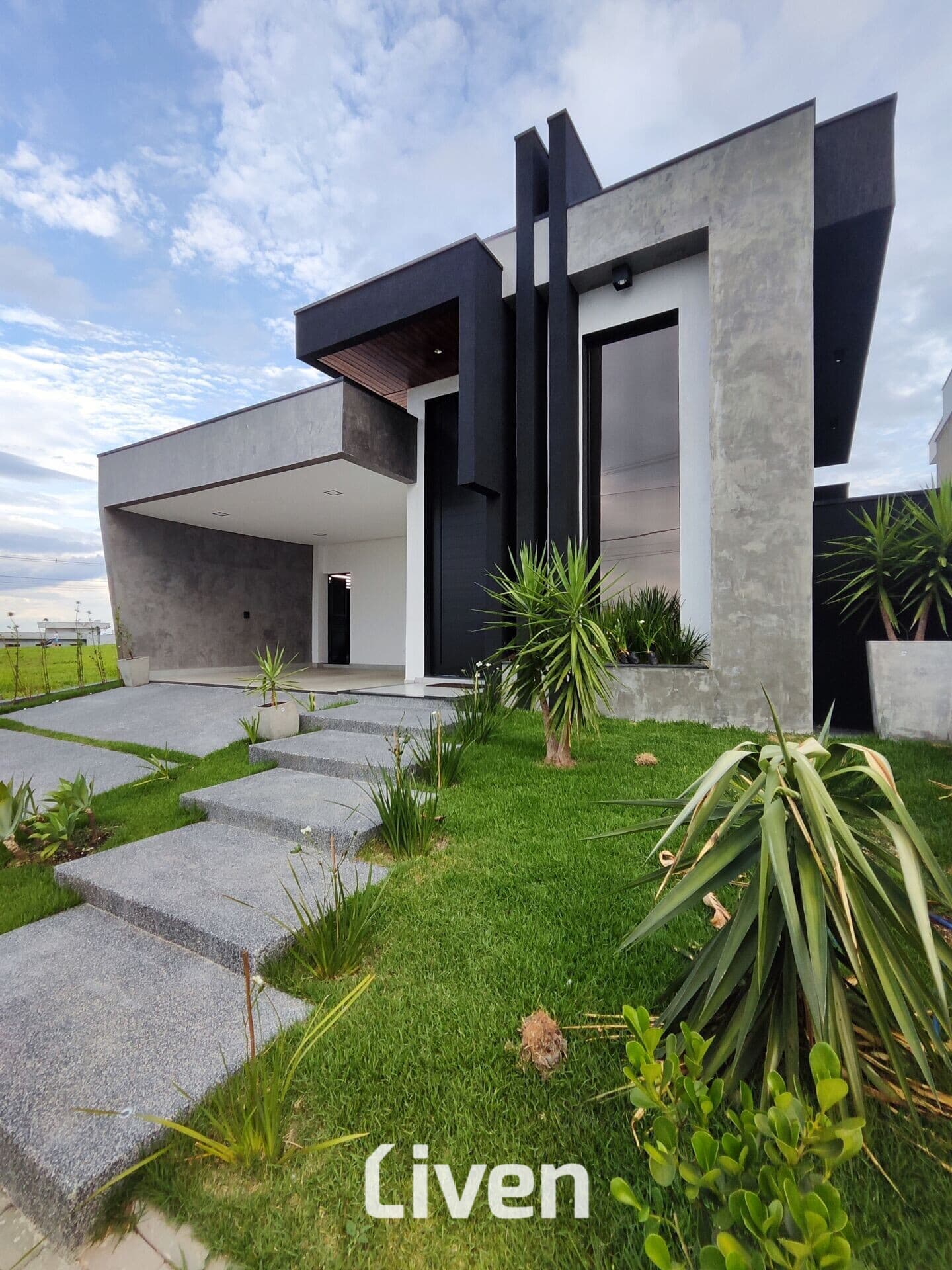 CASA À VENDA, CONDOMÍNIO FECHADO, 3 QUARTOS, 360 M²!!