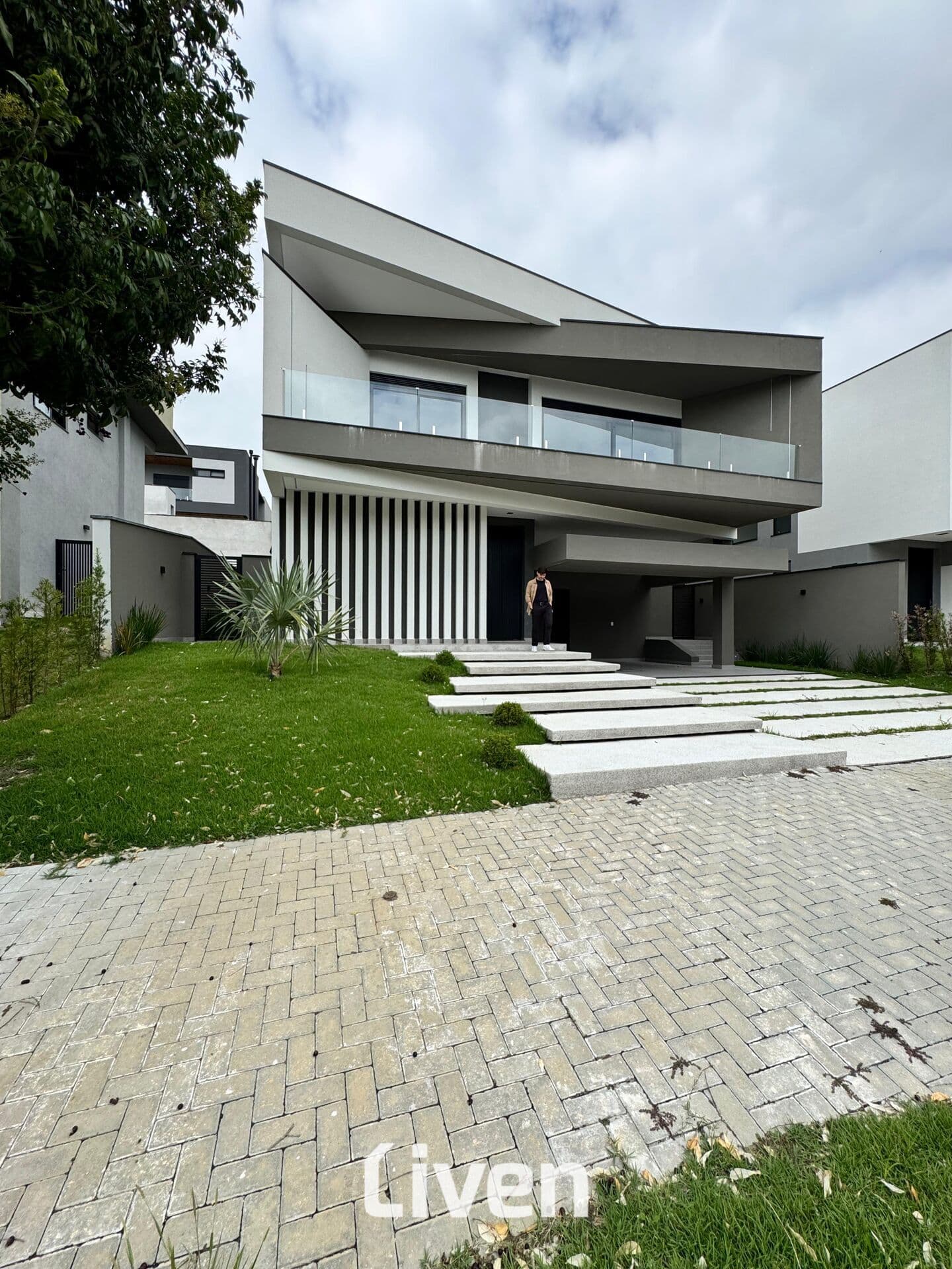 SOBRADO EM CODOMÍNIO À VENDA COM 4 QUARTOS, 444M²