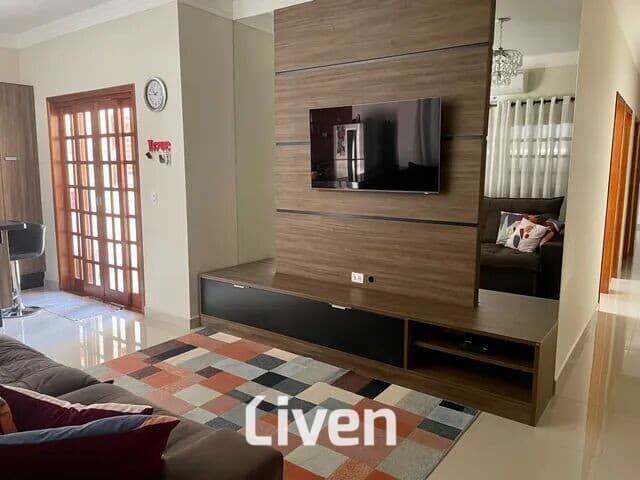 CASA À VENDA COM 3 QUARTOS, 82m²