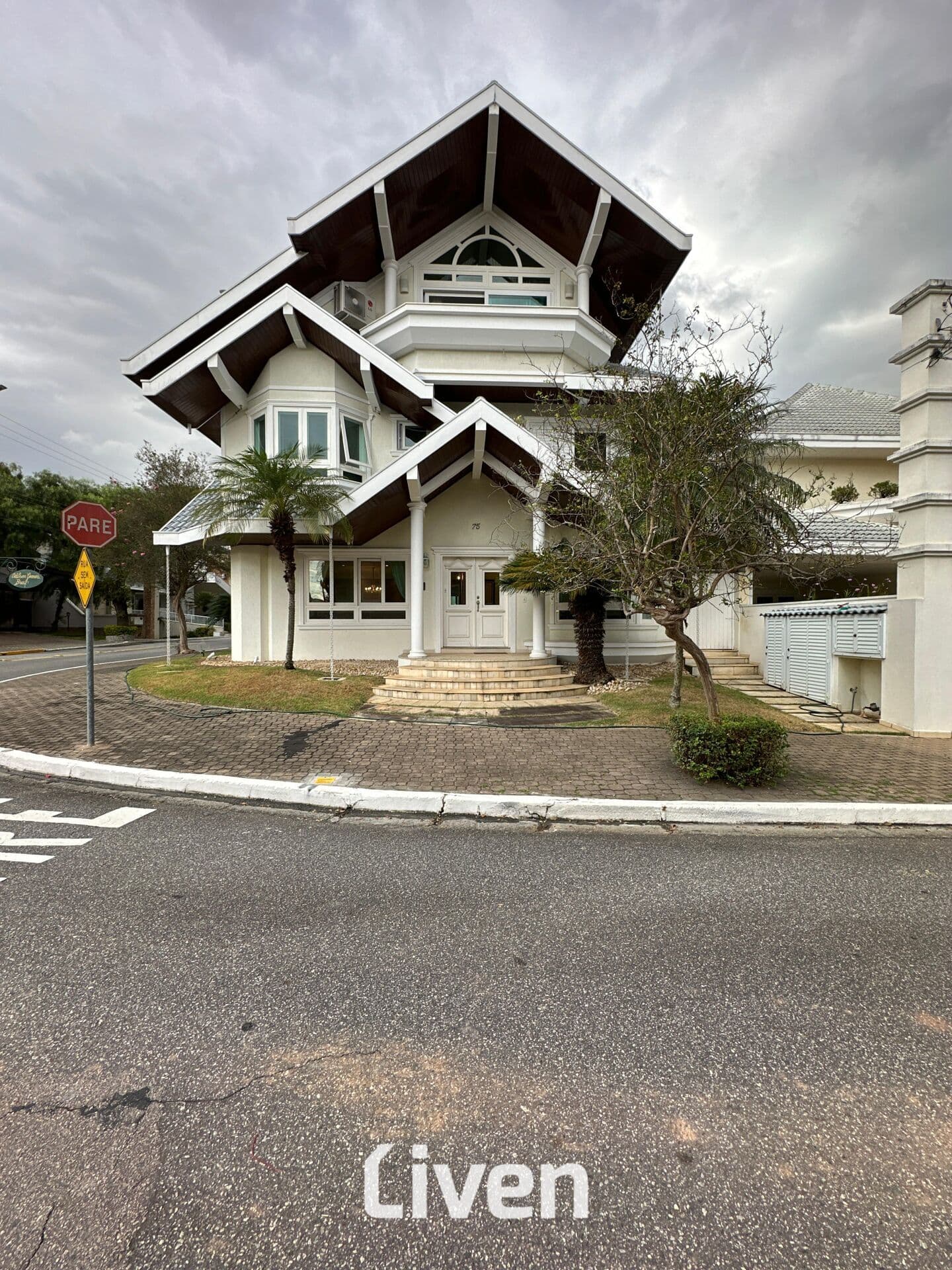 SOBRADO À VENDA, CONDOMÍNIO FECHADO, 5 QUARTOS, 495 M²!!