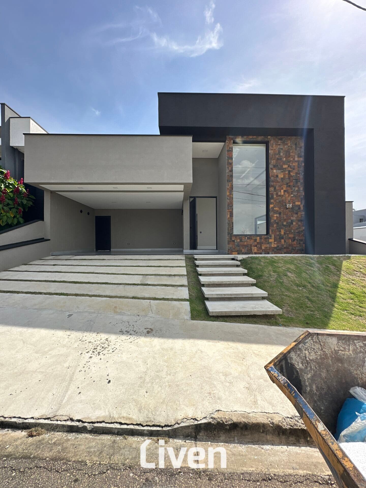 CASA À VENDA, CONDOMÍNIO FECHADO, 3 QUARTOS, 250 M²!!