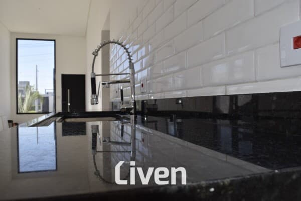 CASA À VENDA, CONDOMÍNIO FECHADO, 3 DORMITÓRIOS, 250 M²!!