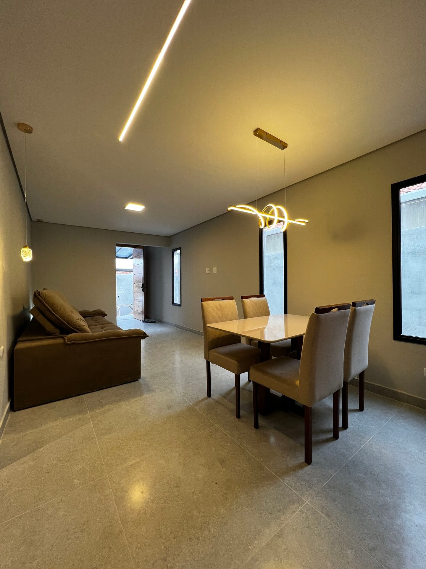CASA À VENDA COM 3 QUARTOS, 120M²