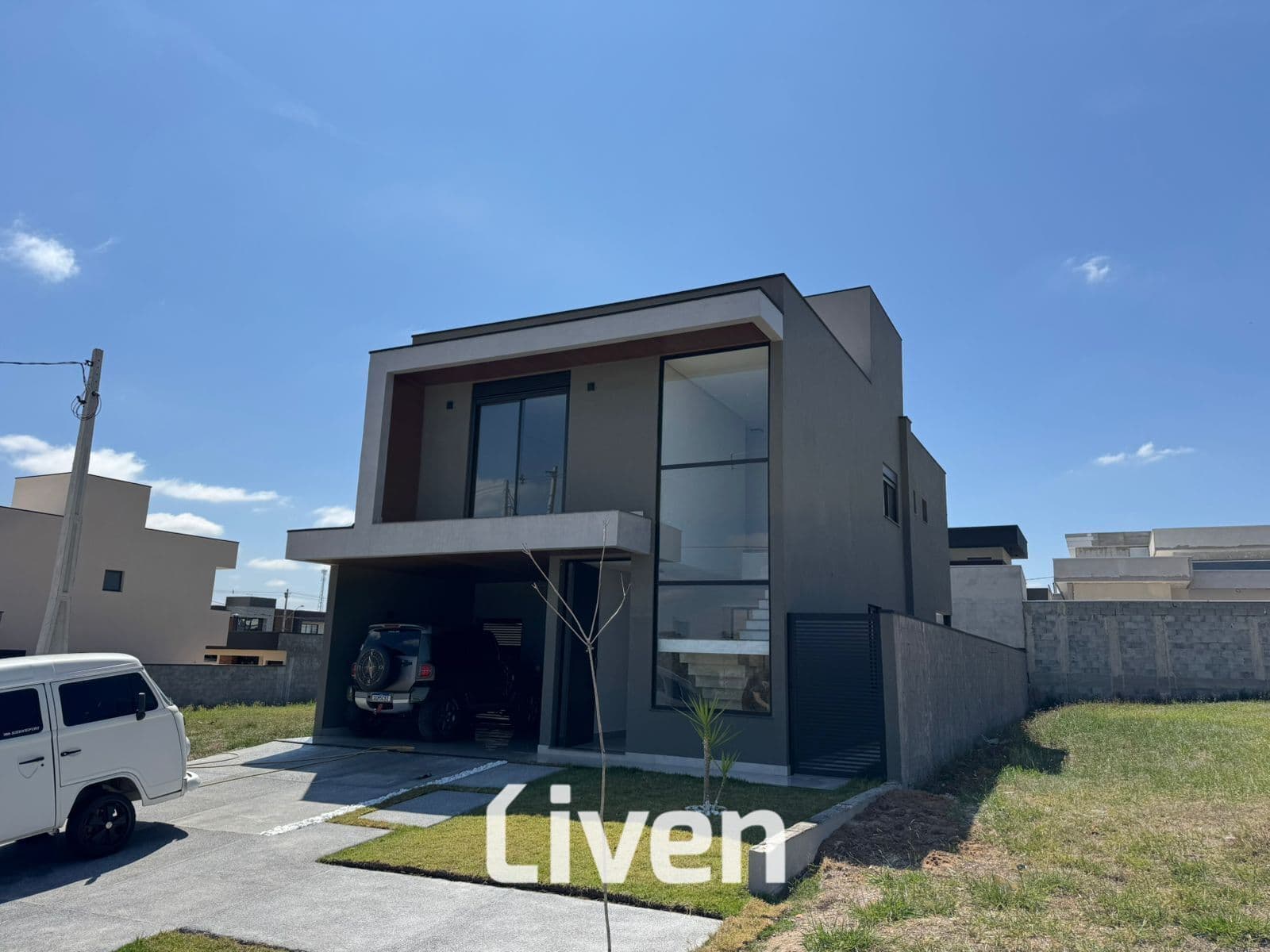 SOBRADO À VENDA, CONDOMÍNIO FECHADO, 4 QUARTOS, 250 M²!!