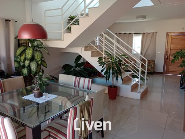 SOBRADO Á VENDA COM 4 QUARTOS, 243M²