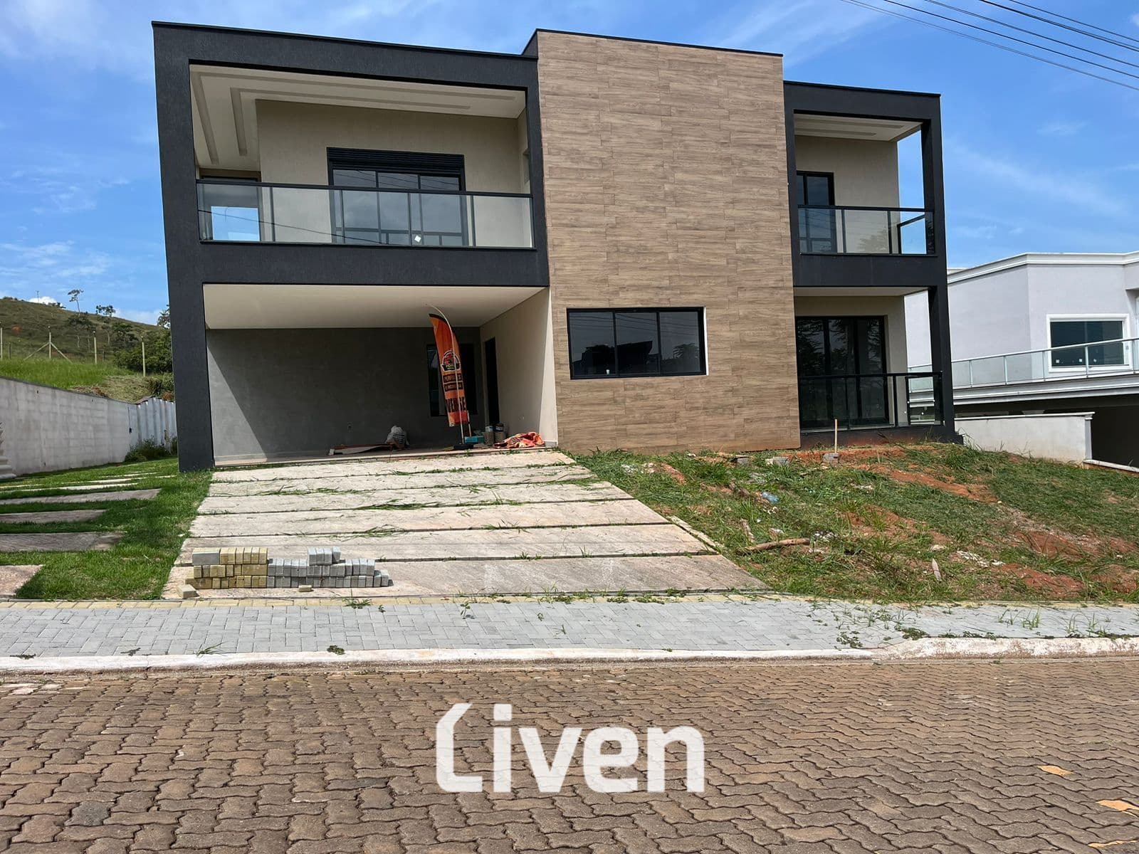 SOBRADO À VENDA, CONDOMÍNIO FECHADO, 1100 M²!!