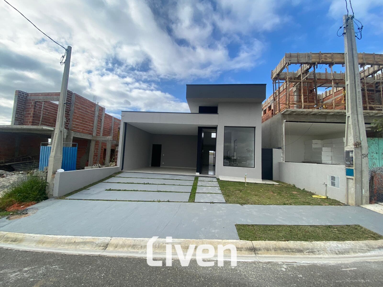 CASA À VENDA COM 3 QUARTOS, 157M²