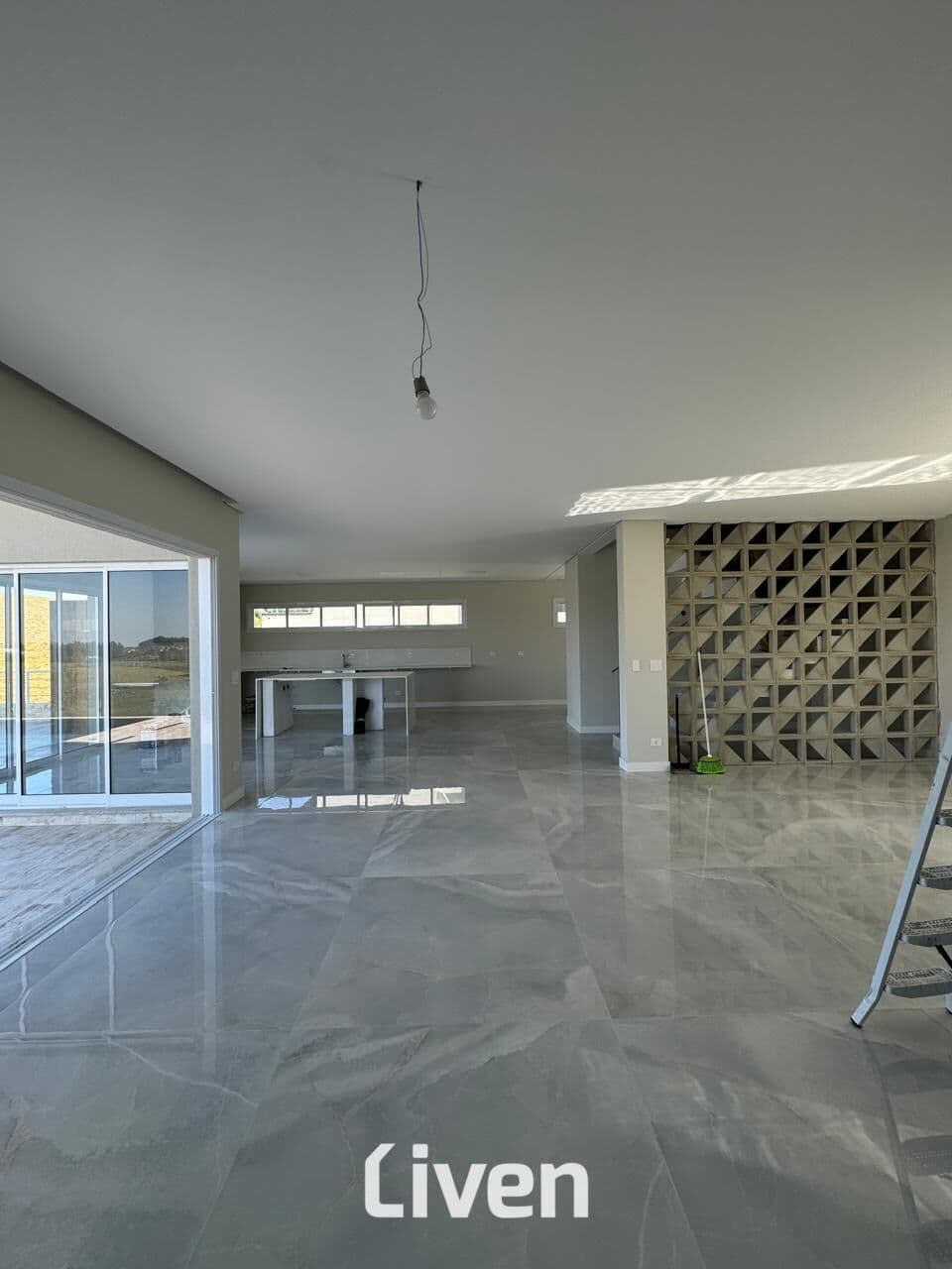SOBRADO À VENDA, CONDOMÍNIO FECHADO, 4 QUARTOS, 568 M²!!