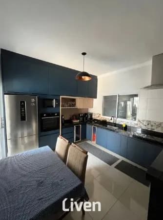 CASA À VENDA COM 3 QUARTOS, 85M²