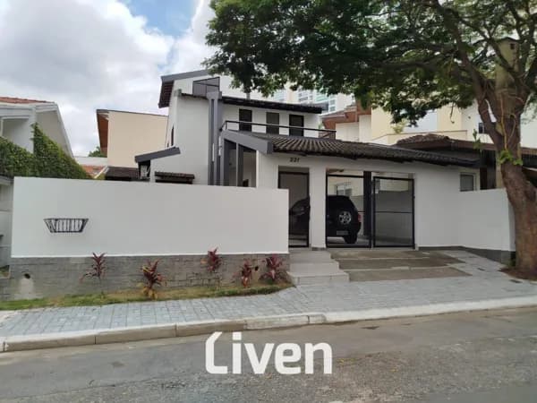 Sobrado Exclusivo com 3 Pavimentos no Condomínio Jardim das Colinas – Amplitude, Conforto e Privacidade