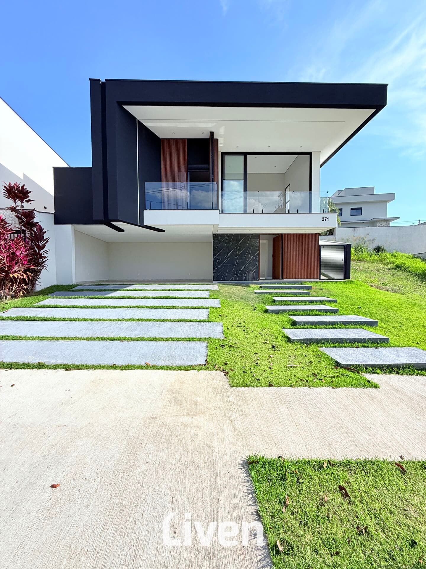 CASA À VENDA COM 4 QUARTOS, 220M²