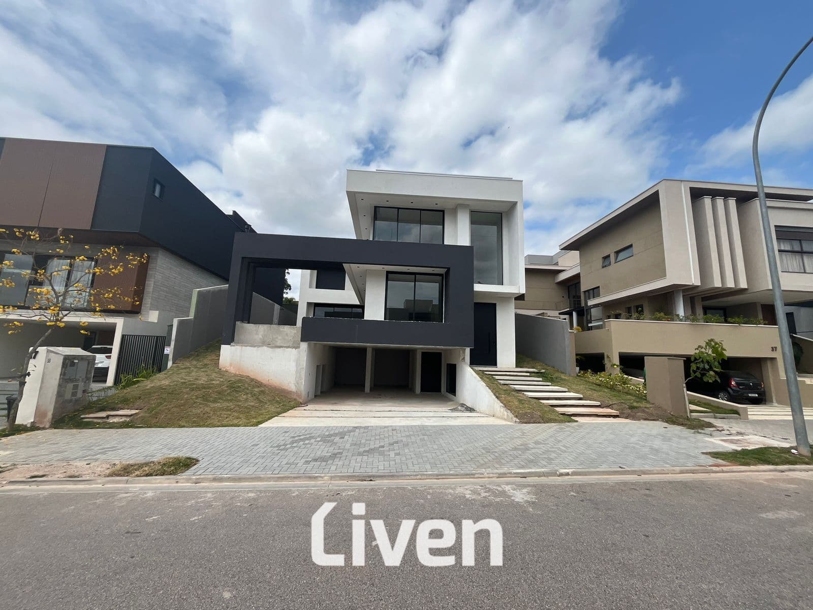 SOBRADO À VENDA EM CONDOMÍNIO FECHADO COM 4 QUARTOS, 505 M² - ALPHAVILLE I!!