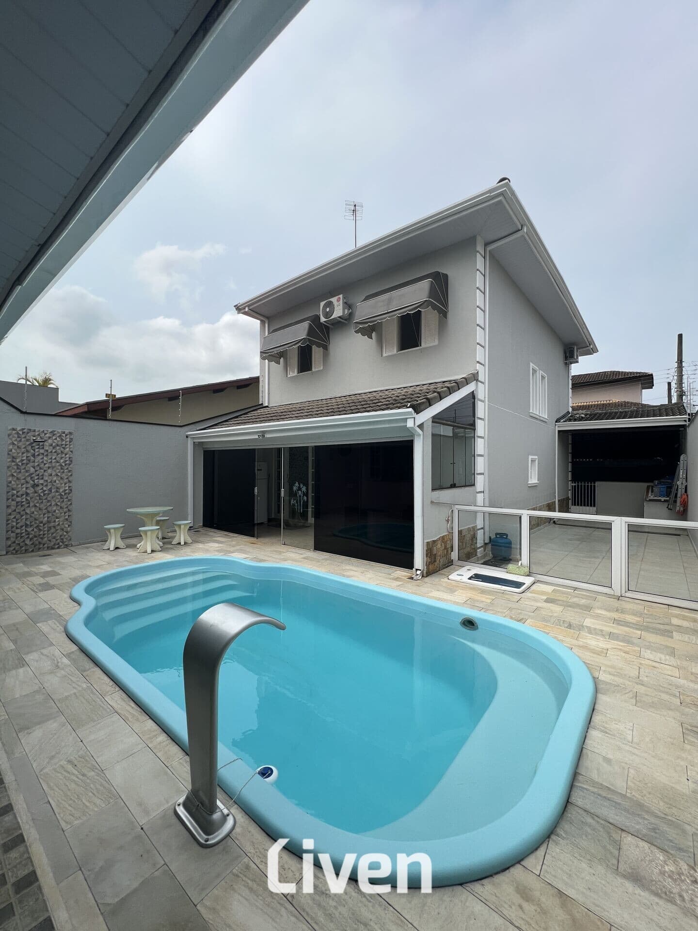 SOBRADO À VENDA, 3 DORMITÓRIOS, 250 M²!!