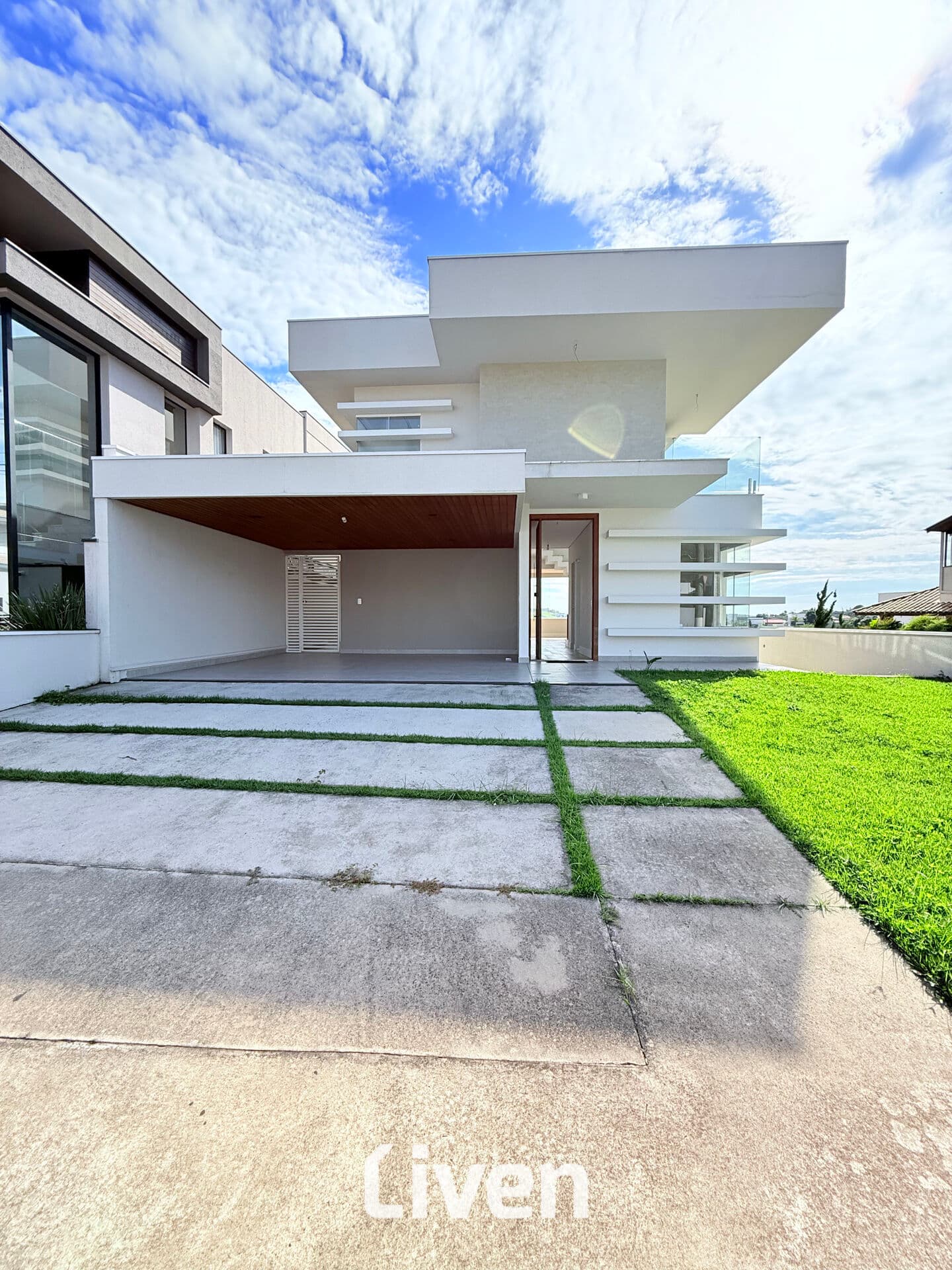 SOBRADO EM CONDOMÍNIO À VENDA COM 3 QUARTOS, 334M²