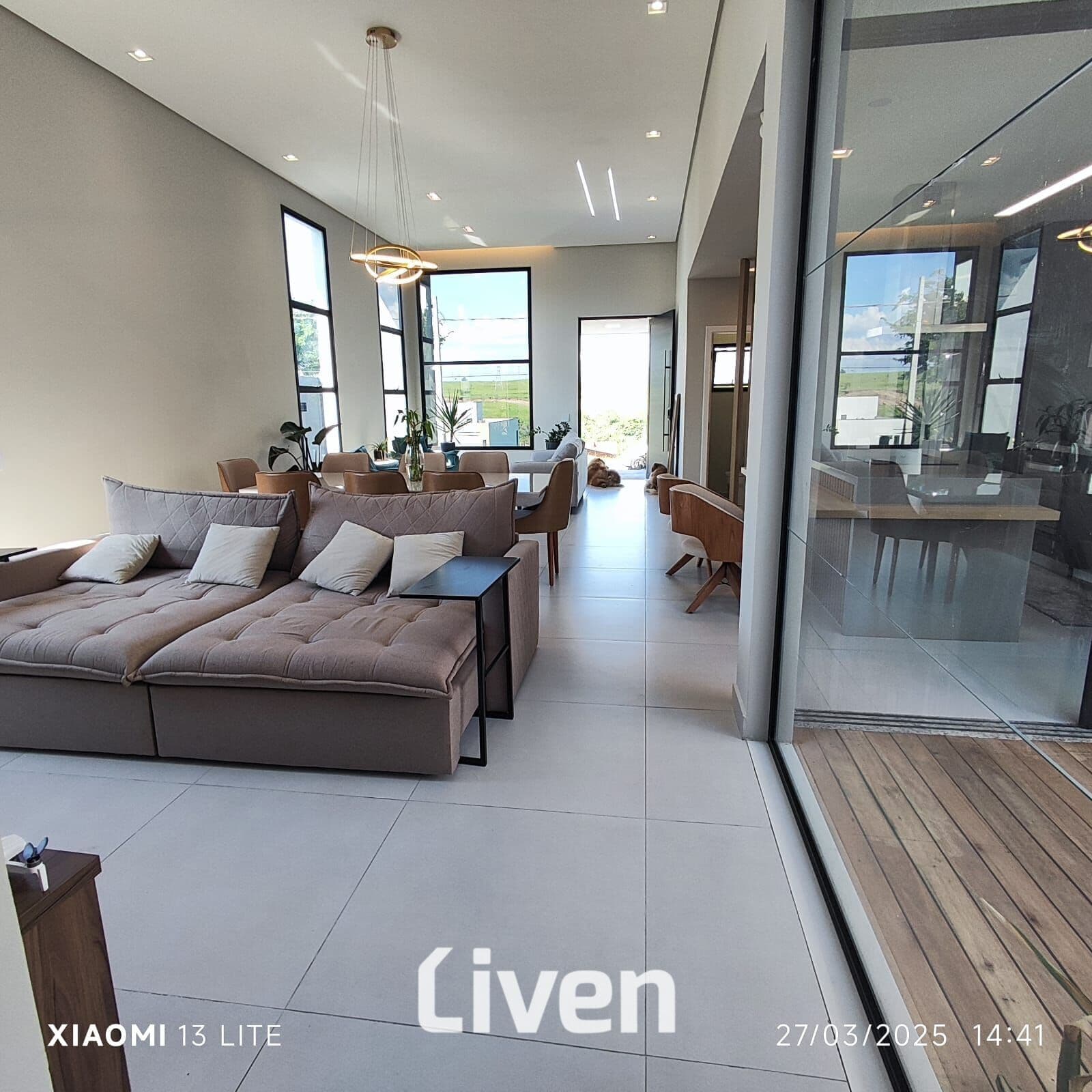 CASA Á VENDA EM CONDOMÍNIO COM 3 QUARTOS, 179M²