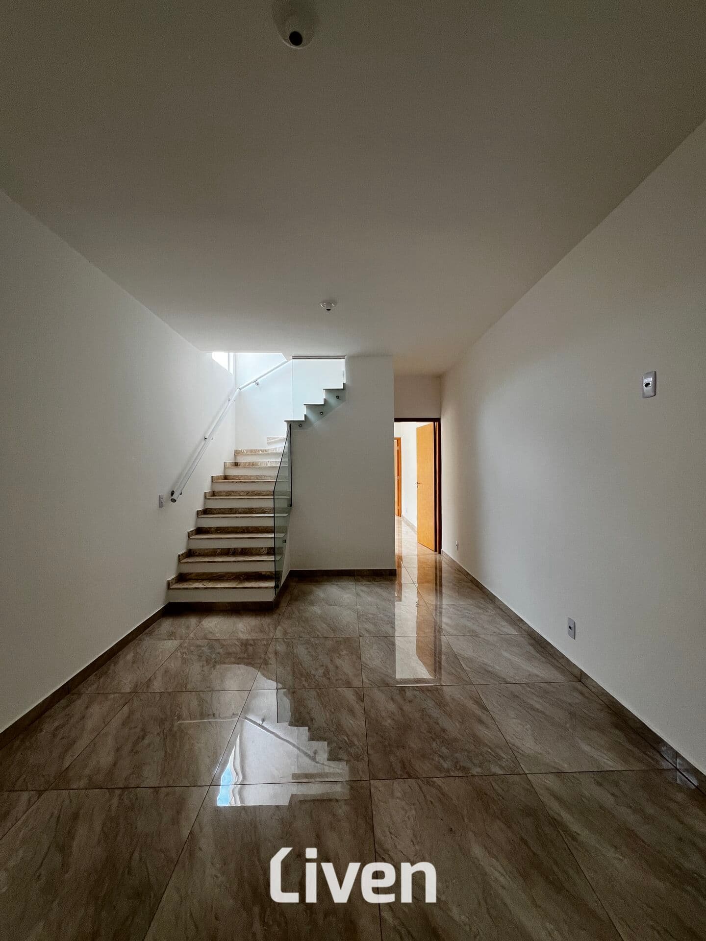 SOBRADO À VENDA COM 4 QUARTOS, 180M²