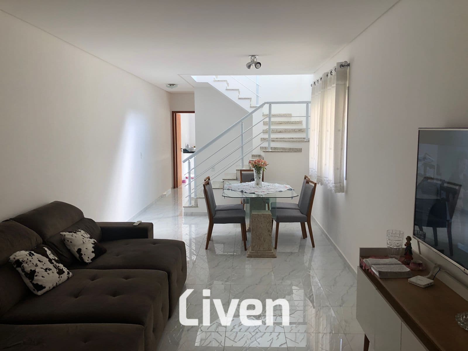 SOBRADO À VENDA COM 4 QUARTOS, 155 M² - JARDIM DAS INDÚSTRIAS!!