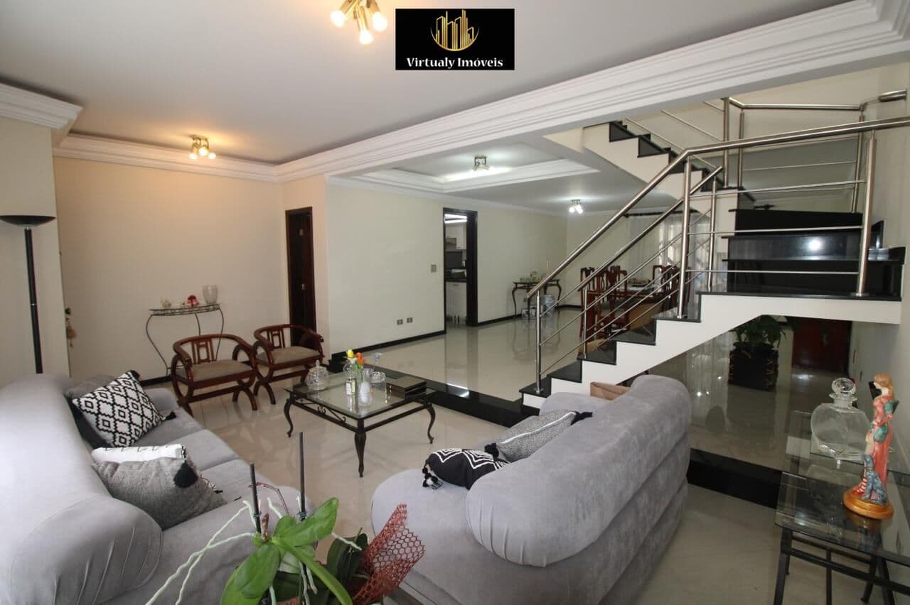 Casa com 03 dormitórios no bairro Portão em Curitiba