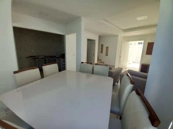 Sobrado Triplex com 03 suítes no Centro de Balneário Camboriú