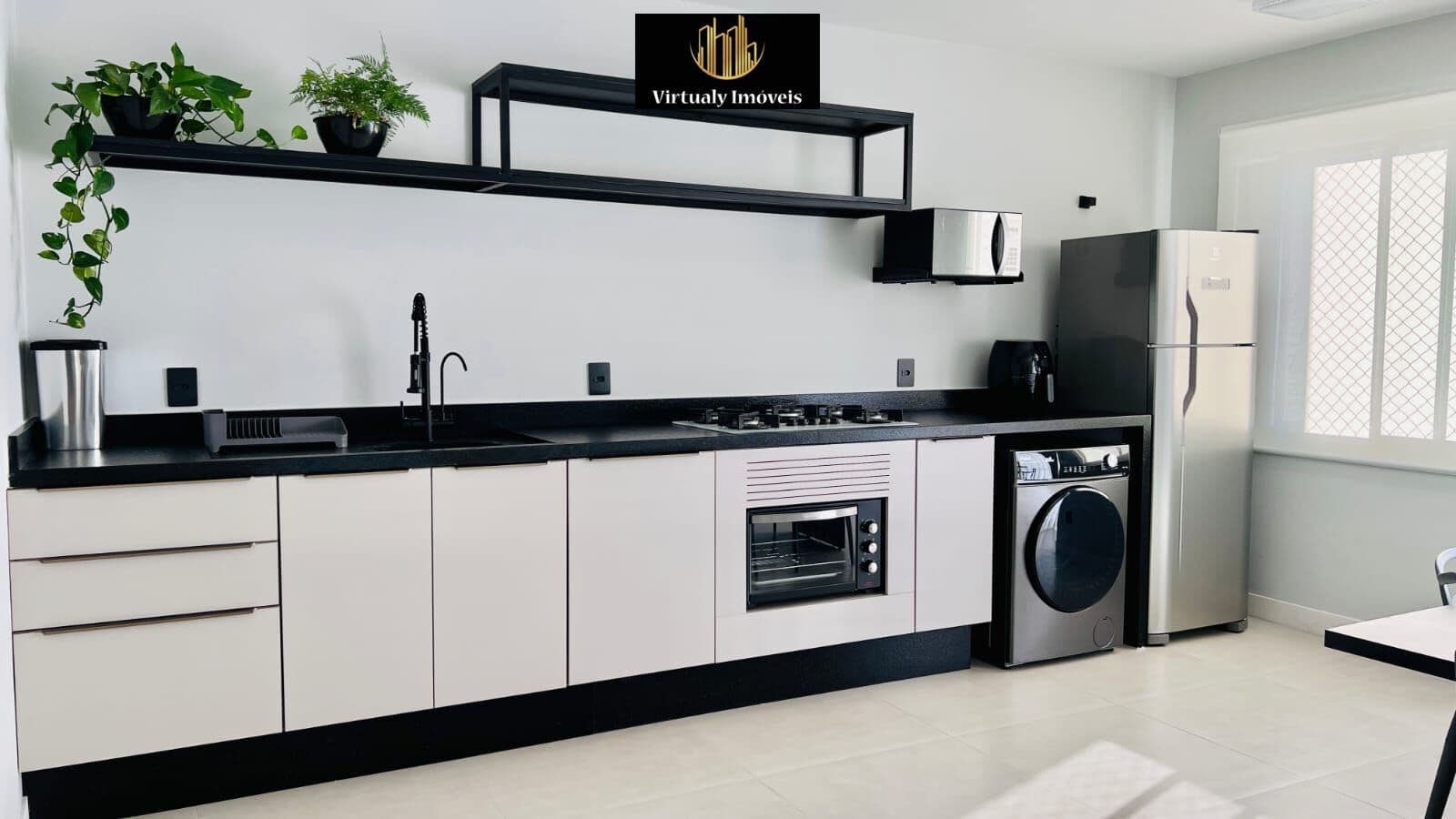 Apartamento mobiliado com 02 suítes no Edifício Santos Dumont em Balneário Camboriú