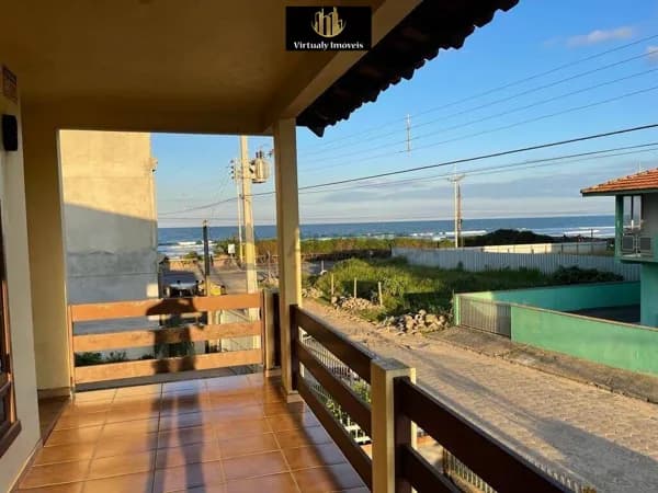 Casa com 03 dormitórios a 50 metros do mar no Gravatá em Navegantes