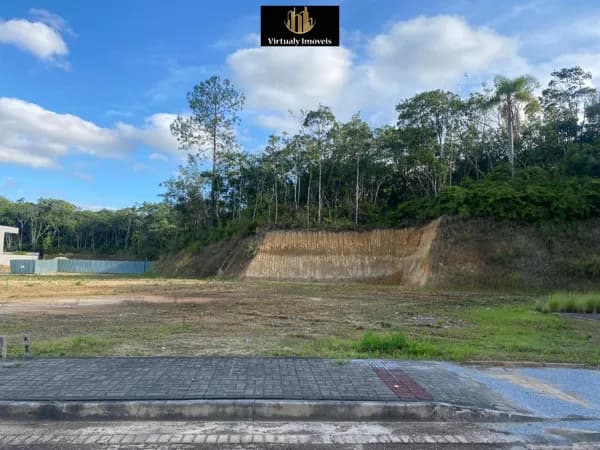 Terreno com 300m2 no Colinas de Camboriú