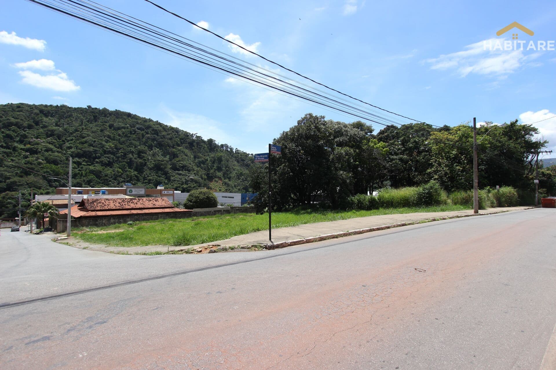 Terreno de esquina com 1.572 m2 no centro de Ibirité