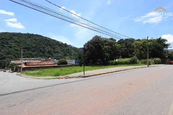 Terreno de esquina com 1.572 m2 no centro de Ibirité