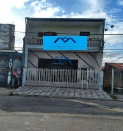 Excelente Casa com Salão Comercial à Venda