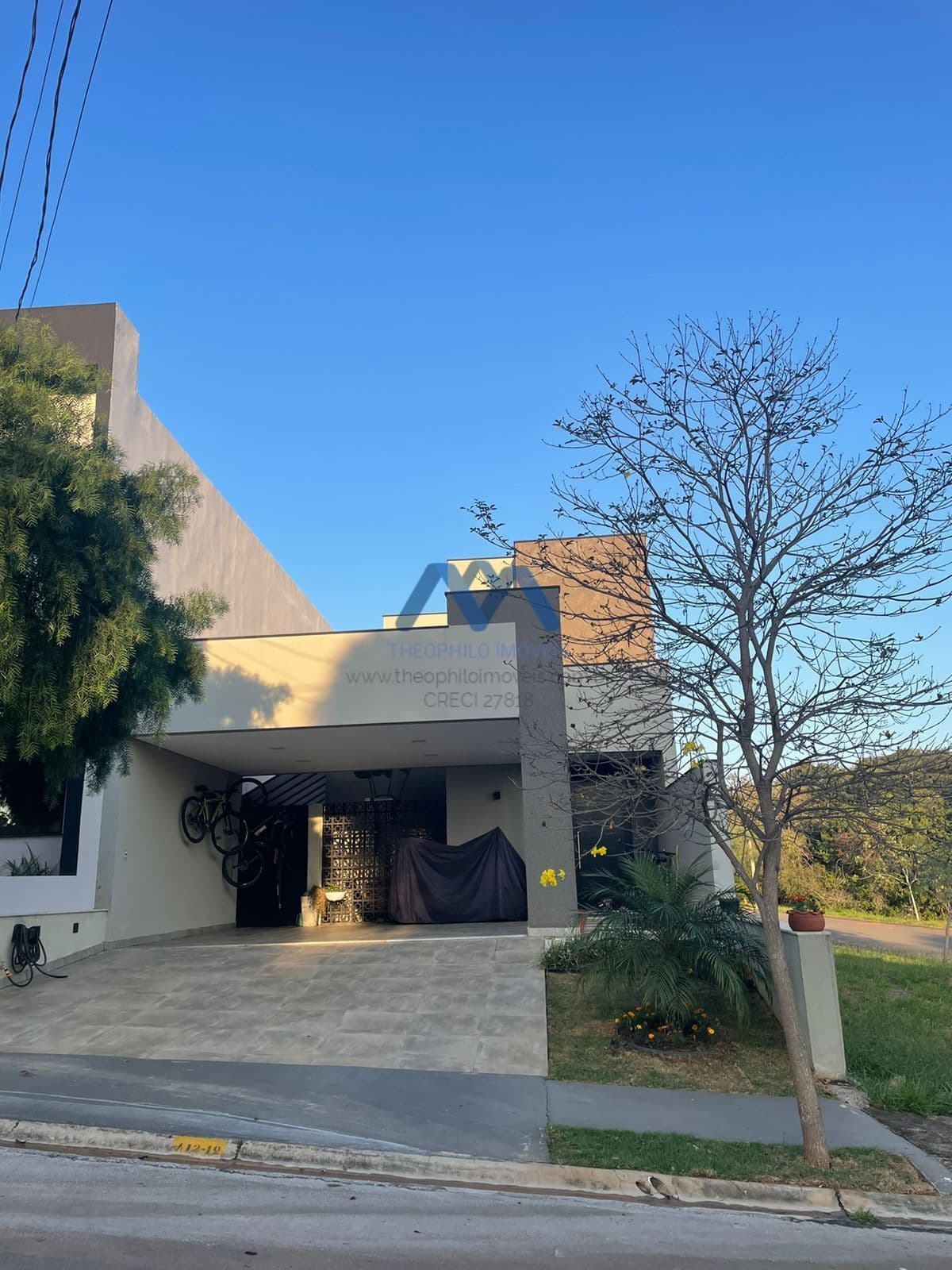 Belíssima Casa em Condomínio à Venda