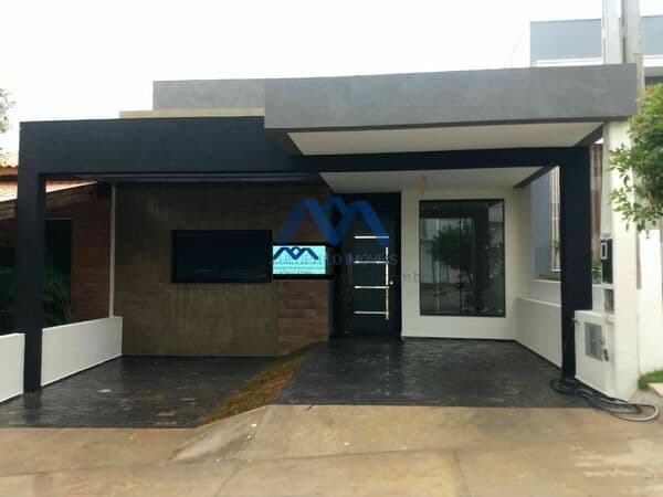 Belíssima Casa Térrea à Venda em Condomínio