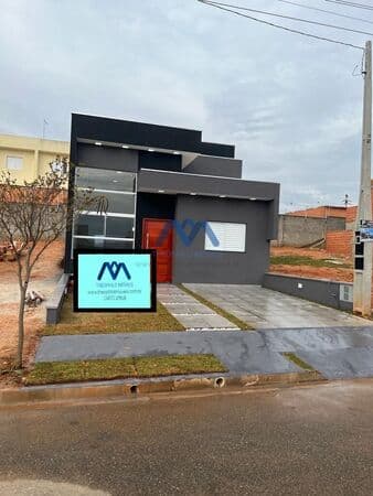 Belíssima Casa Térrea à Venda em Condomínio
