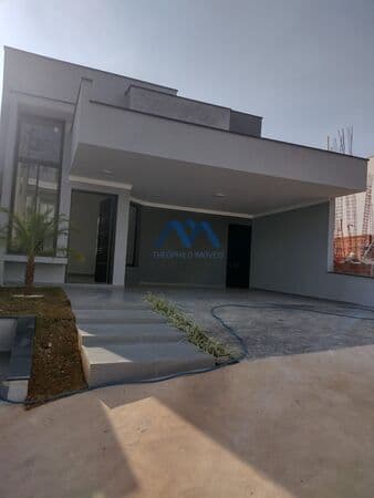 Linda Casa Térrea em Condomínio à Venda