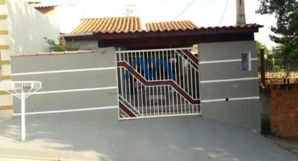 EXCELENTE CASA TÉRREA COM LOCALIZAÇÃO PRIVILEGIADA!