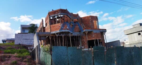 Linda Casa Alto Padrão à Venda no Estágio de Construção Atual!