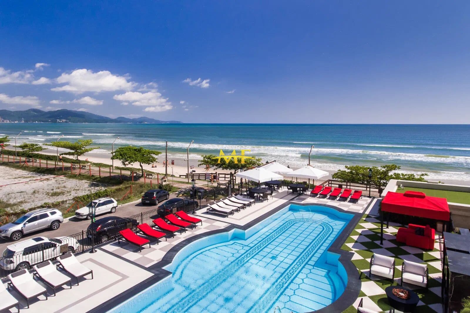 Apartamento Alto Padrão, FRENTE para o MAR, em Meia Praia - Itapema/SC.
