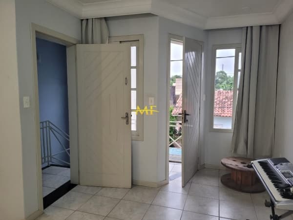 Casa SEMIMOBILIADA em Capivari de Baixo