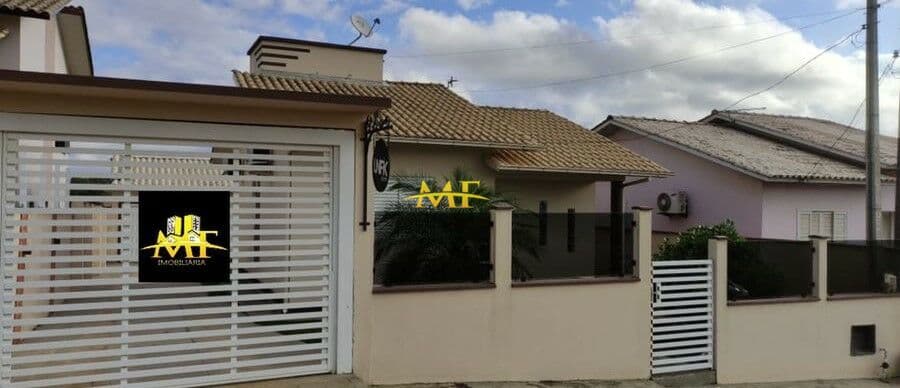 Casa bem localizada no Morro Grande