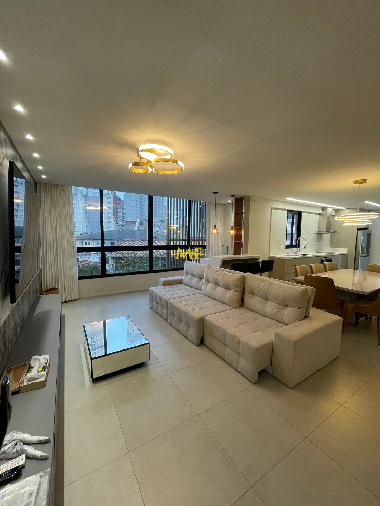 APARTAMENTO FINAMENTE MOBILIADO.