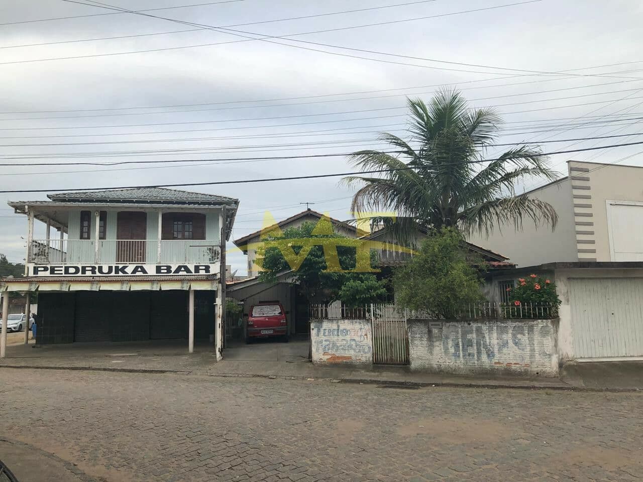 Duas casas, contendo uma área comercial.