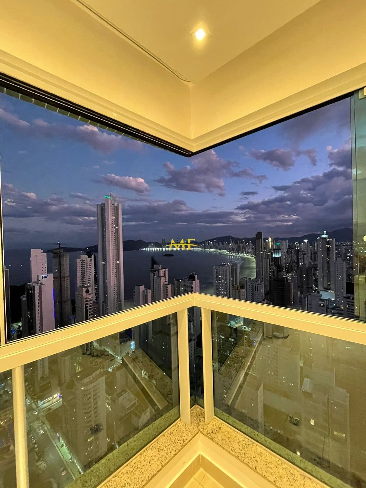 Apartamento Alto Padrão mobiliado em Balneário Camboriú/SC.