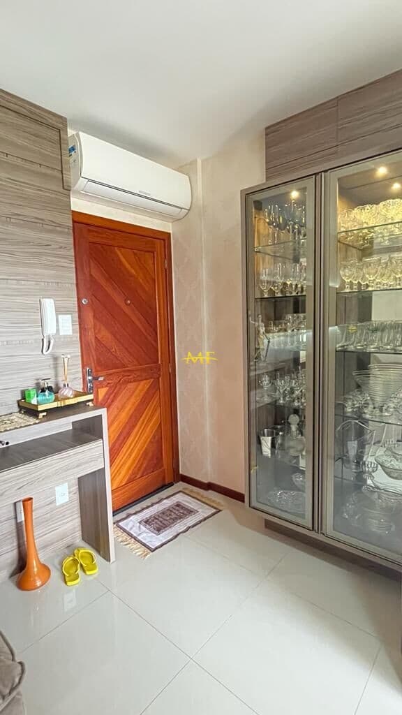 Apartamento SEMIMOBILIADO